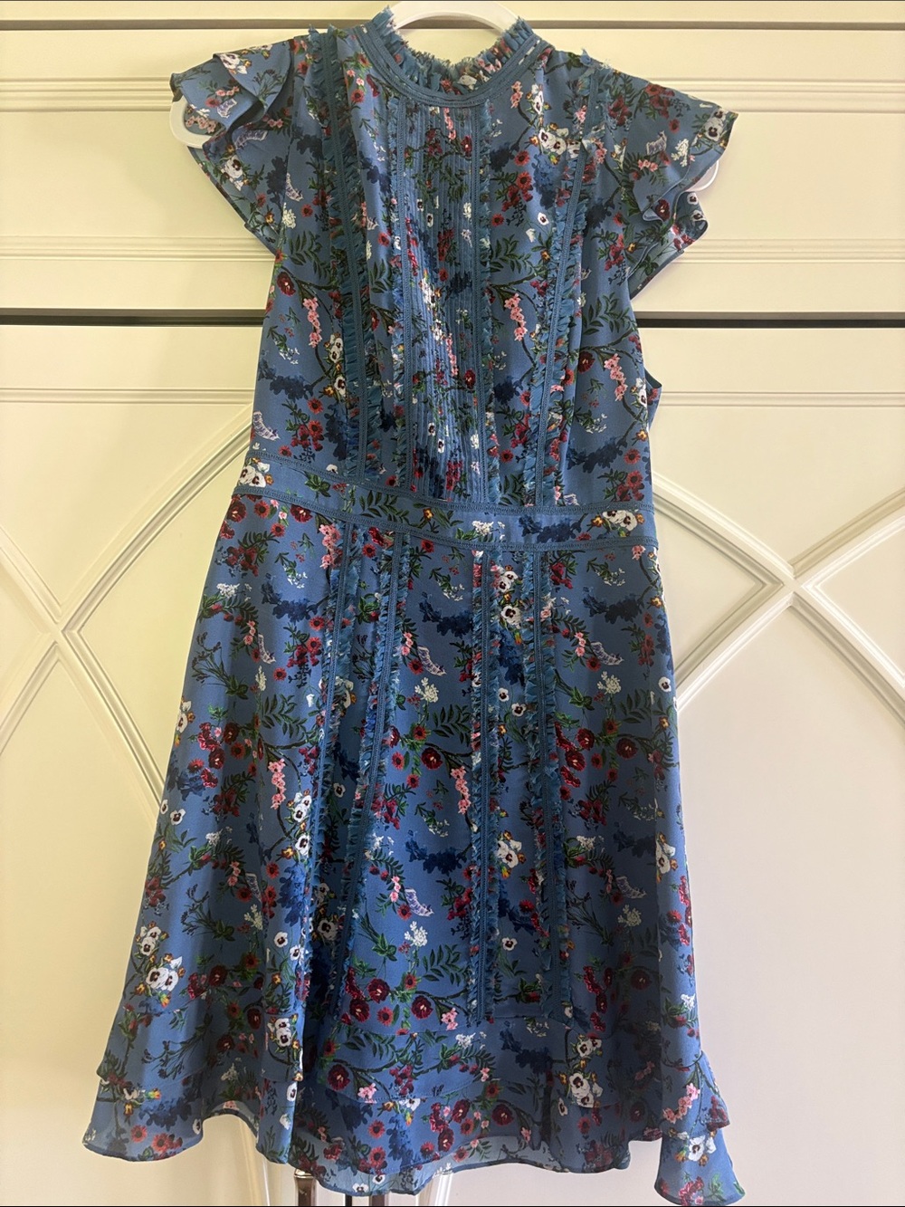 Alice + Olivia Blue Floral Ruffle Sleeve Fit-and-Flare Dress - Picture 4 of 9